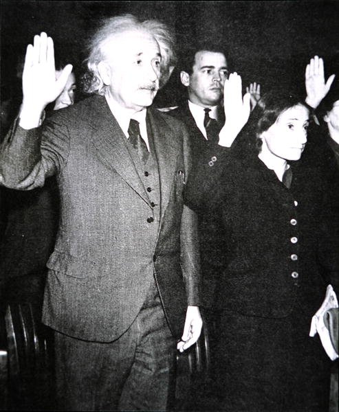 Albert Einstein mit seiner Stieftochter Margot bei der Ablegung des US-Bürgereids, New Jersey von Unknown photographer