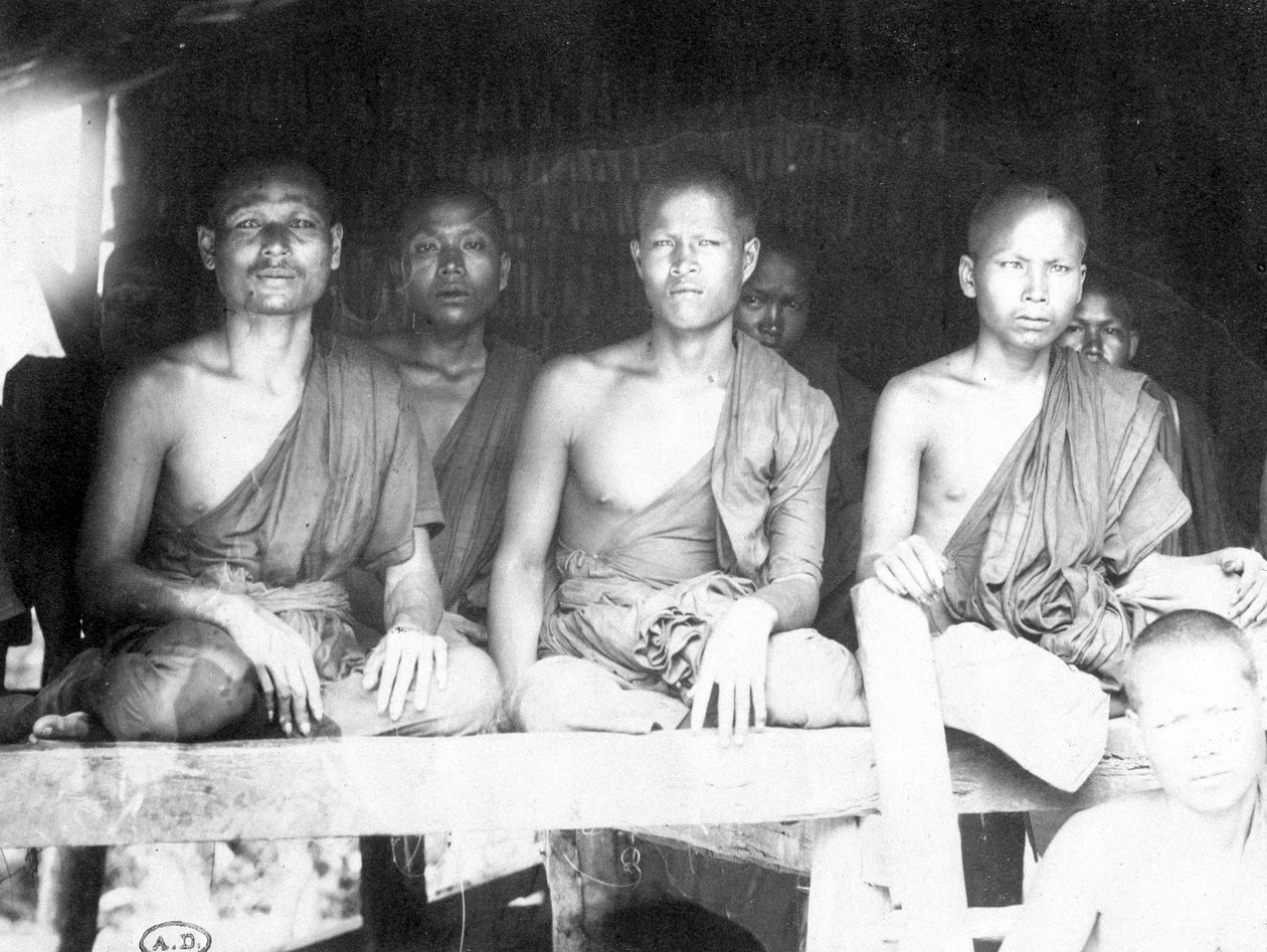 Kambodschanische Mönche - Fotografie, Ende des 19. Jahrhunderts von Unknown photographer