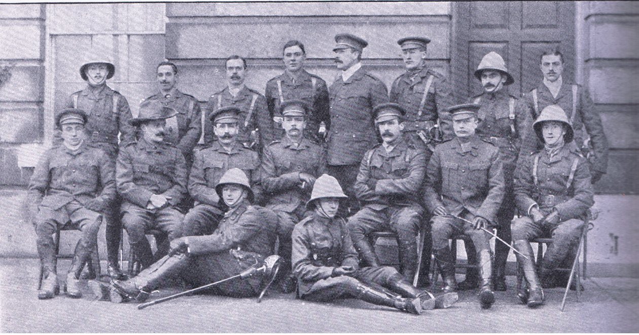 Col Owen, Major Boole-Smith und die anderen Offiziere der Dragoon Guards, aus After Pretoria: Der Guerillakrieg, veröffentlicht von Harmsworth Bros Limited von Unknown photographer