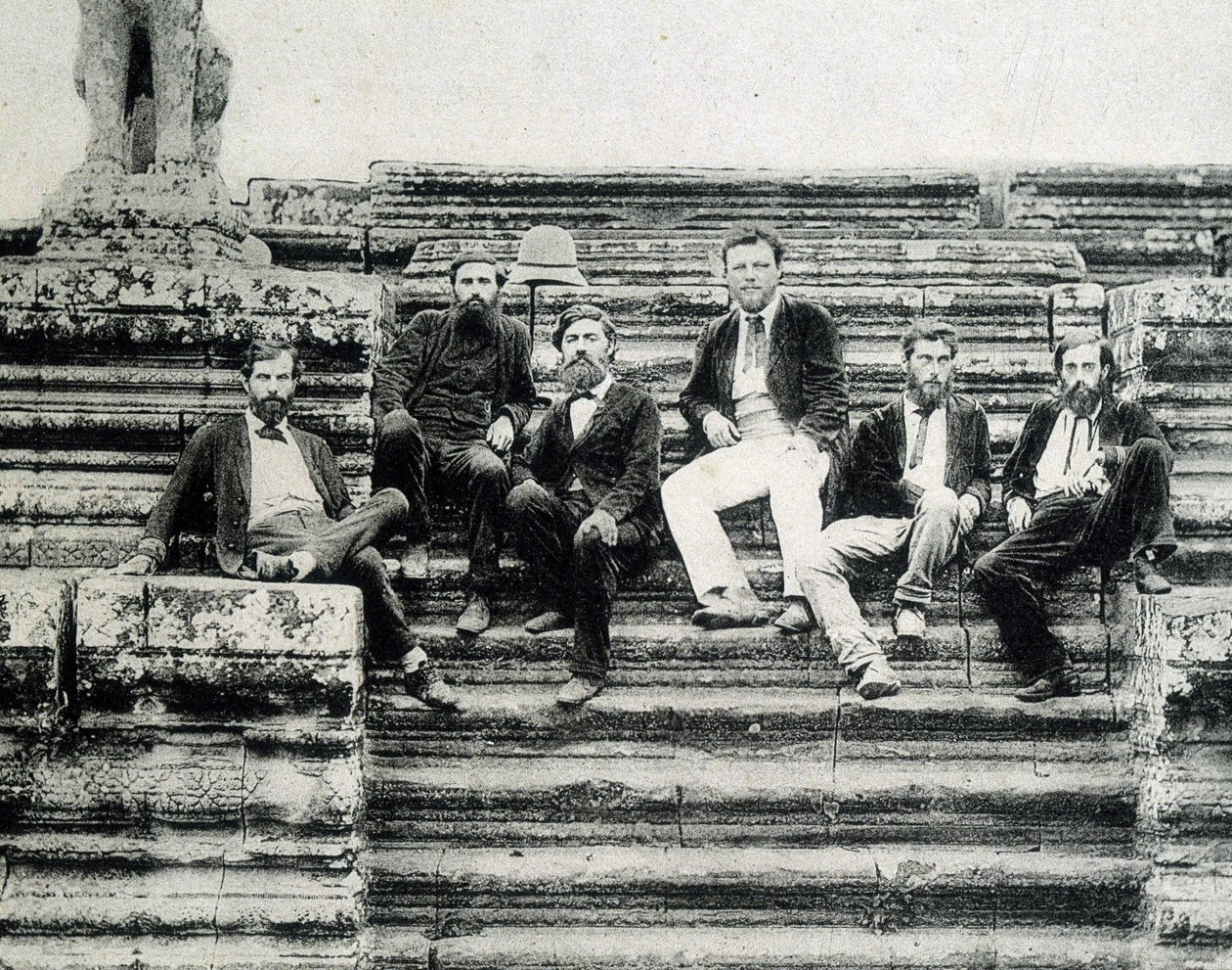 Gruppenporträt der Mitglieder der Mekong-Expedition 1866-1868 (Garnier, Doudart de Lagrée) auf den Stufen von Angkor Wat von Unknown photographer