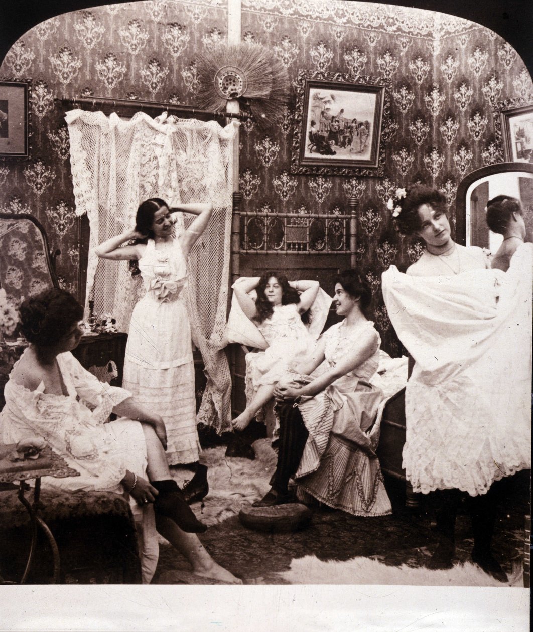 Innenansicht eines Bordells Ende des 19. Jahrhunderts von Unknown photographer