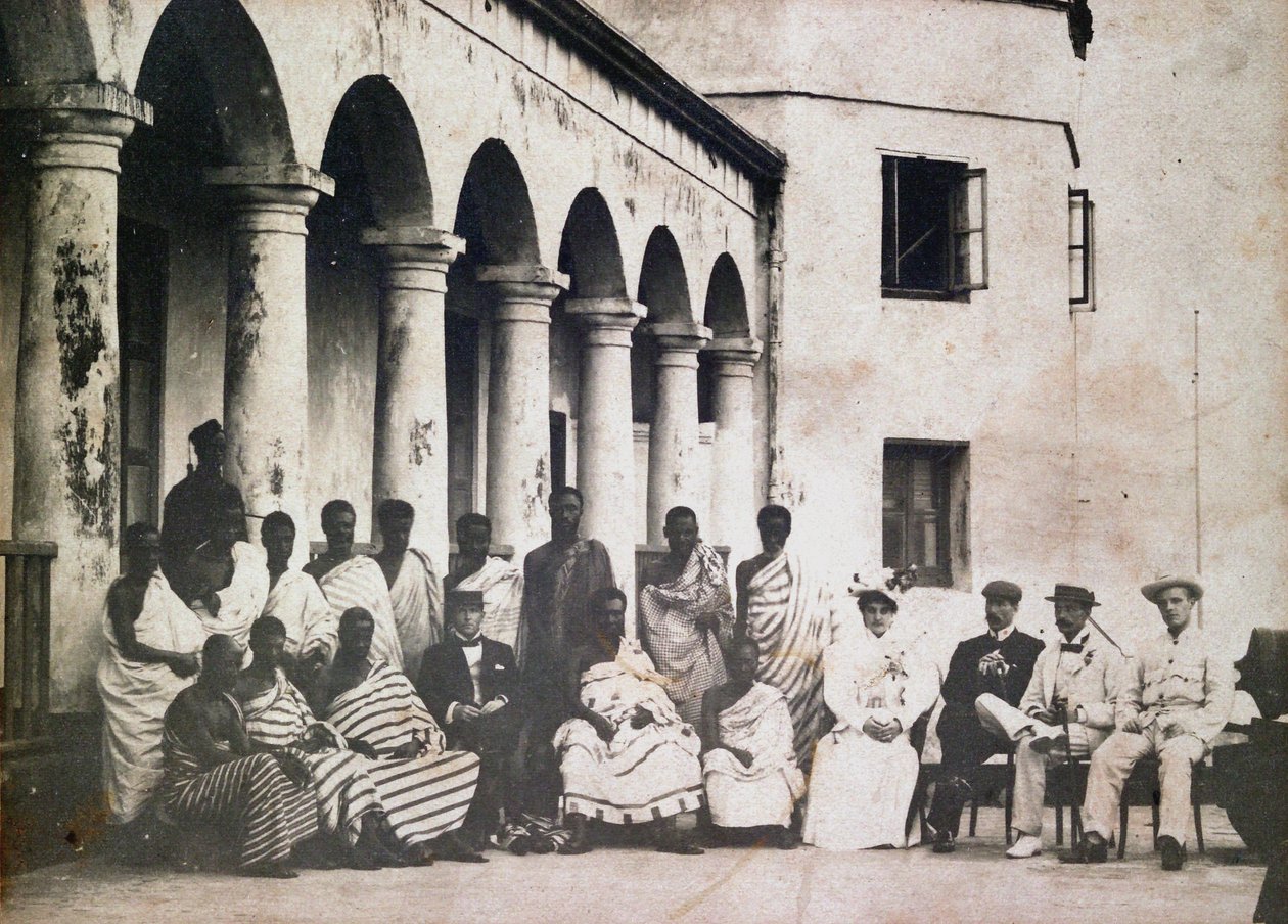 König Prempeh und Hof mit Dr. de Groot und Frau de Groot am Gold Coast Schloss von Unknown photographer