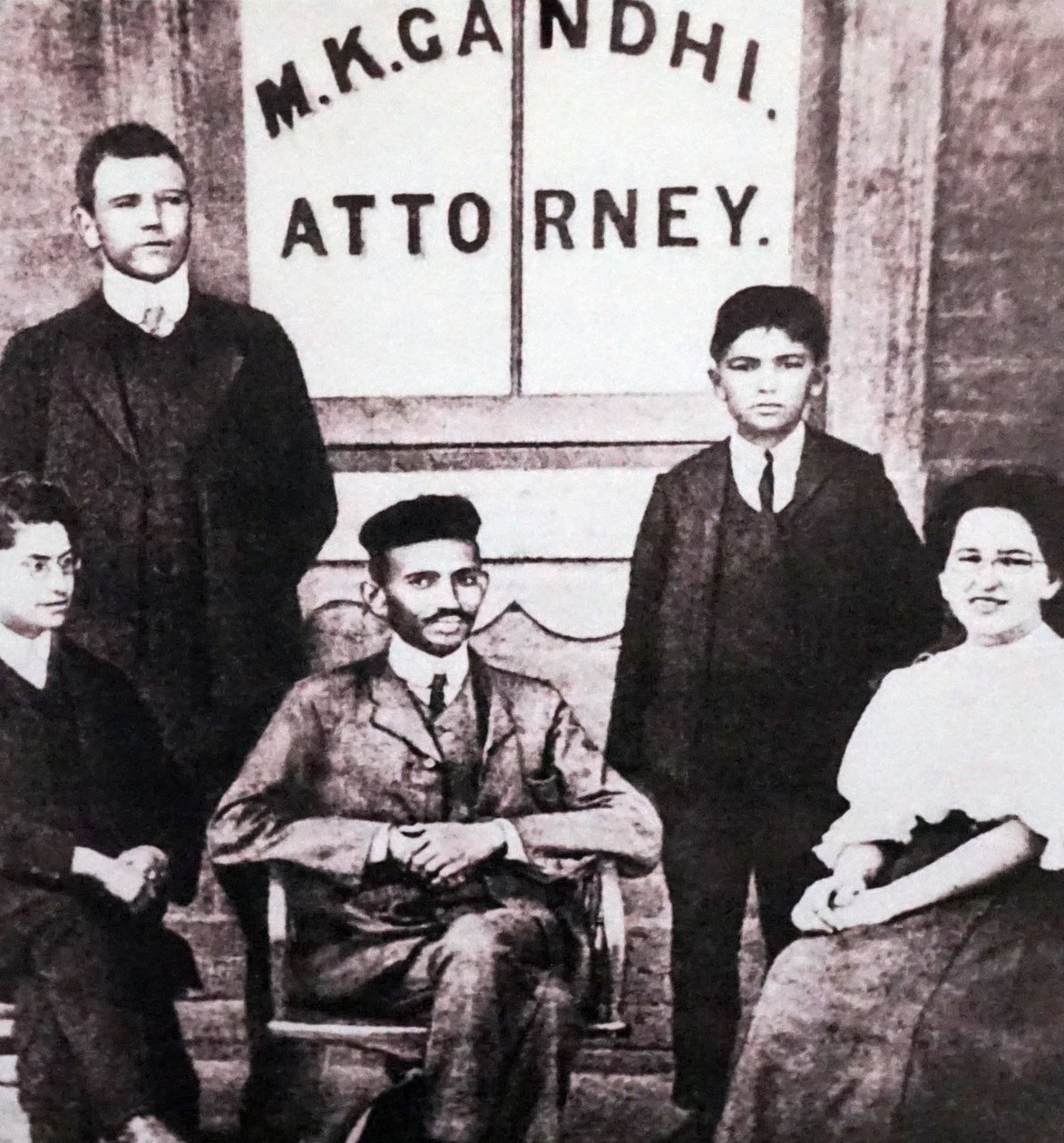 Mahatma Gandhi sitzt mit vier Begleitern vor seiner Anwaltskanzlei in Johannesburg, Südafrika von Unknown photographer