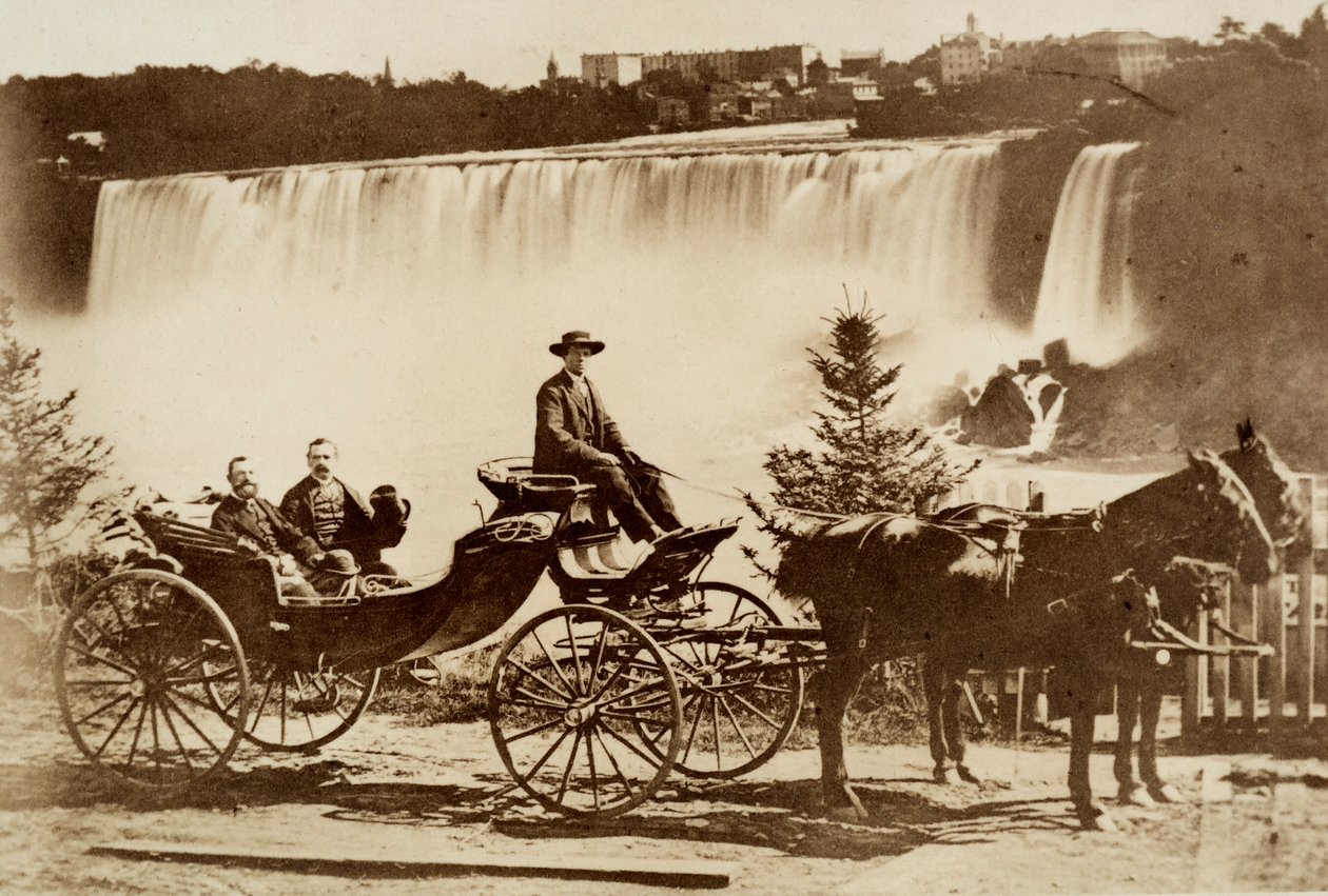 Männer in einer Kutsche, die in der Nähe eines Wasserfalls angehalten haben von Unknown photographer