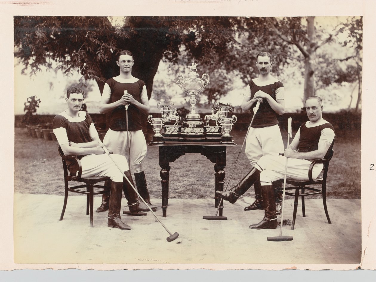 Polo-Team mit Trophäen von Unknown photographer