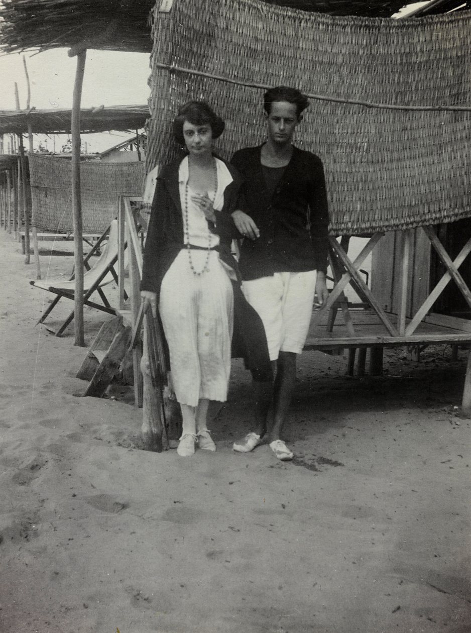 Porträt eines Paares am Strand, Versilia von Unknown photographer
