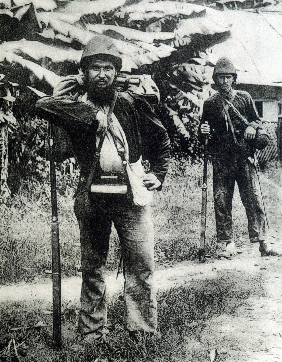 Zwei Soldaten aus der Tonkin-Kampagne im Jahr 1883. von Unknown photographer