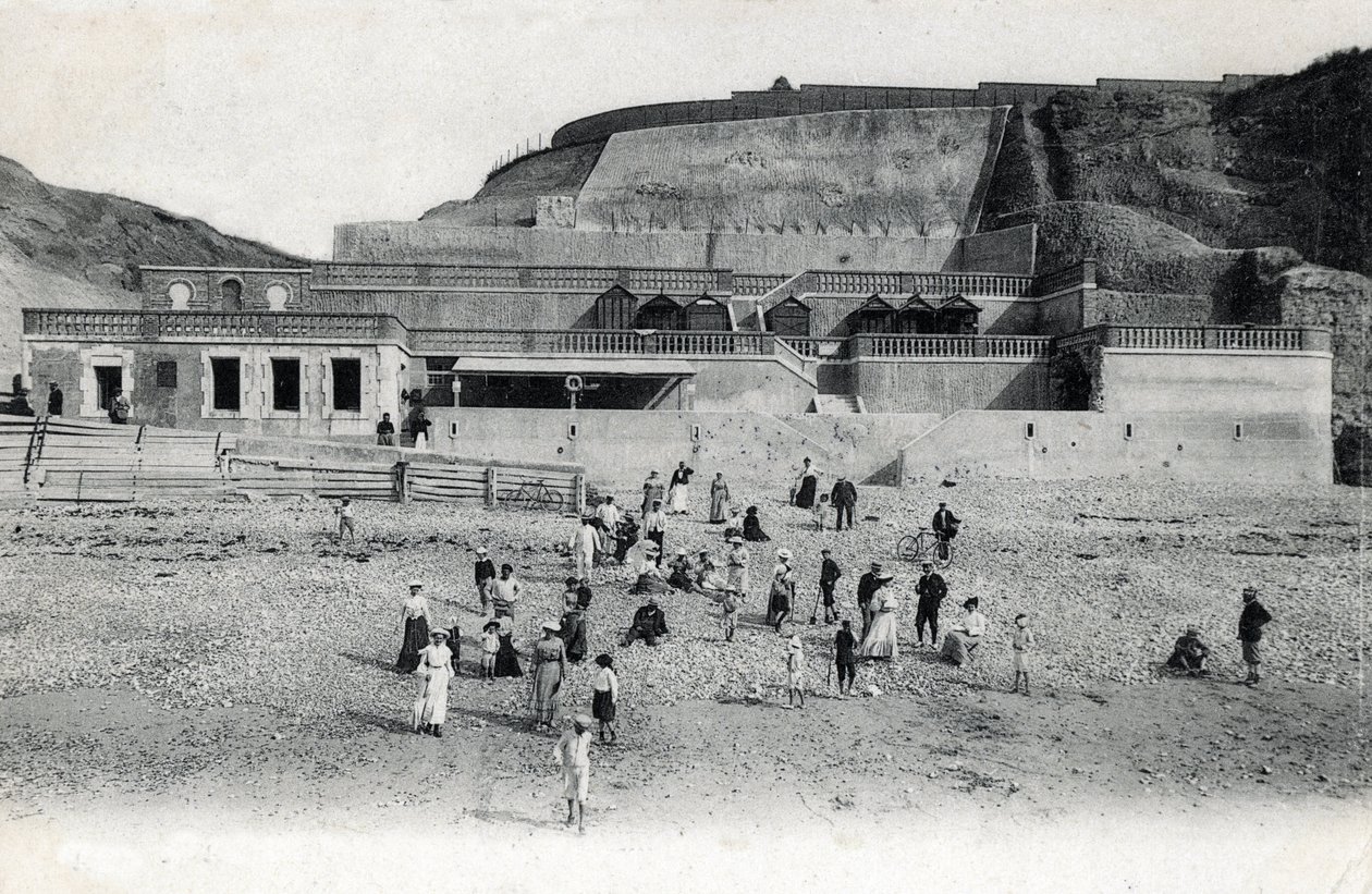 Ansicht des Strandes von Mesnil Val mit Kasino und Terrassen, Manche, Normandie von Unknown photographer