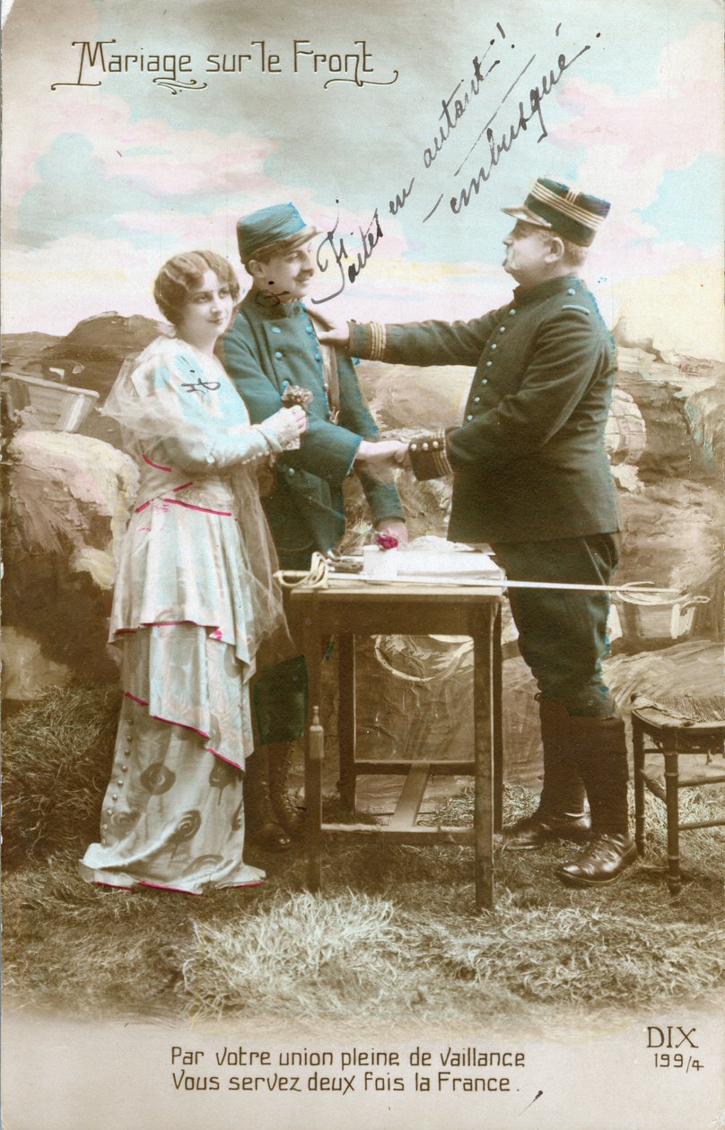 WWI-Postkarte, Hochzeit an der Front eines Soldaten (Poilu) und einer jungen Frau, militärische Hilfskraft, durch einen Offizier als Hinterhalt qualifiziert von Unknown photographer