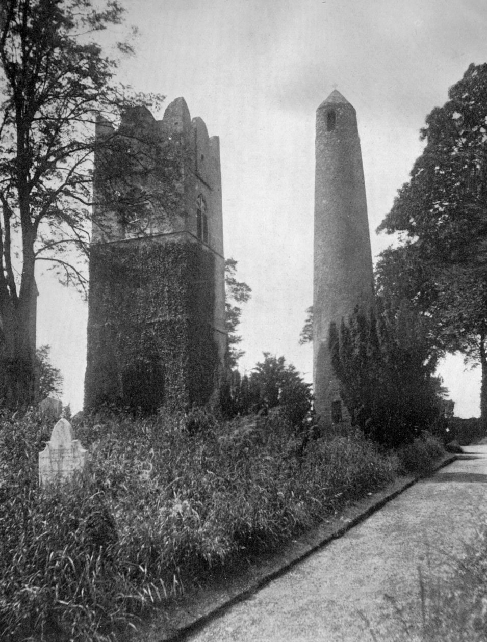 Der Runde Turm von Swords, Dublin, Irland, von Osten, 1924-1926 von Valentine and Sons Ltd