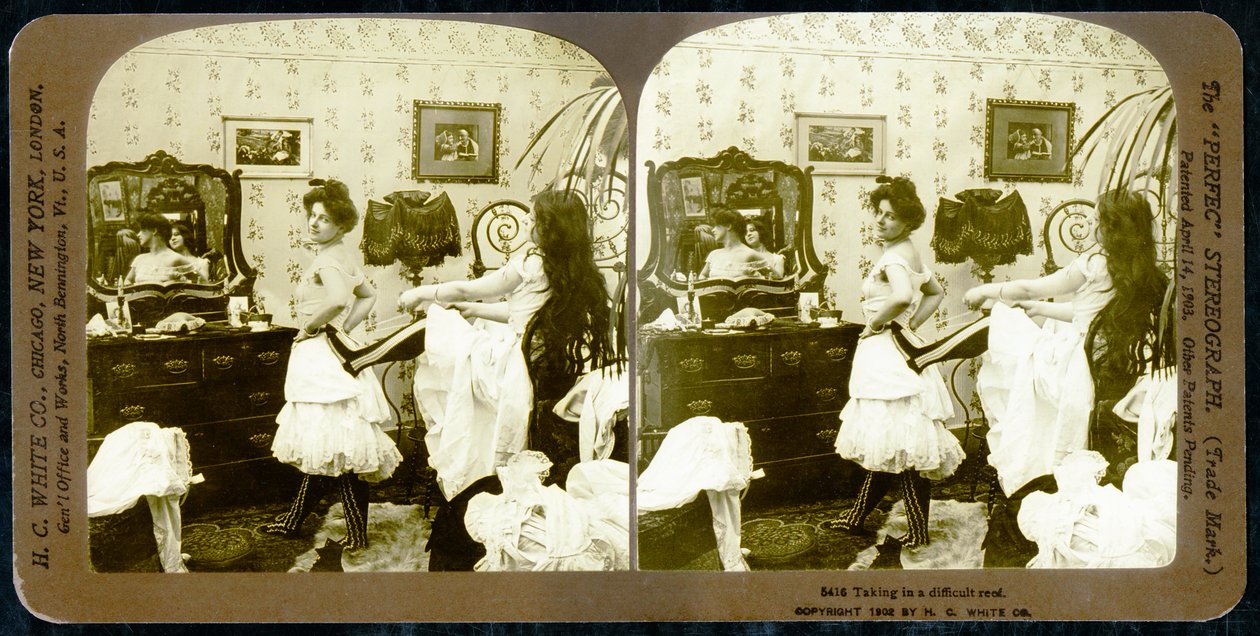 Stereoskopische Karte, die eine Frau zeigt, die in ein Korsett geschnürt wird, ca. 1900 von Vermont, USA H.C. White Company