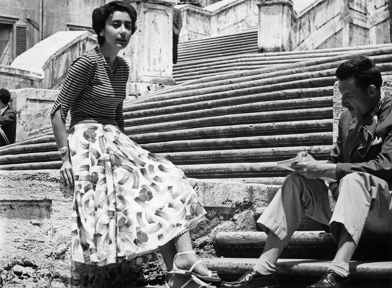 Eine junge Frau und ein Mann entspannen sich auf der Spanischen Treppe von Vincenzo Balocchi