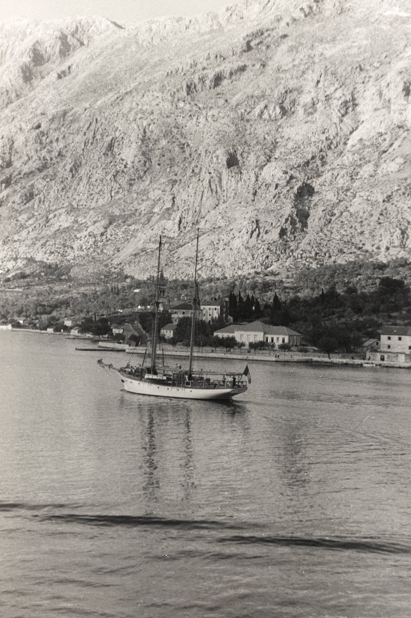 Das Segelboot des Herzogs von Aosta, vor der Küste von Kotor, Kroatien, aus dem Album 
