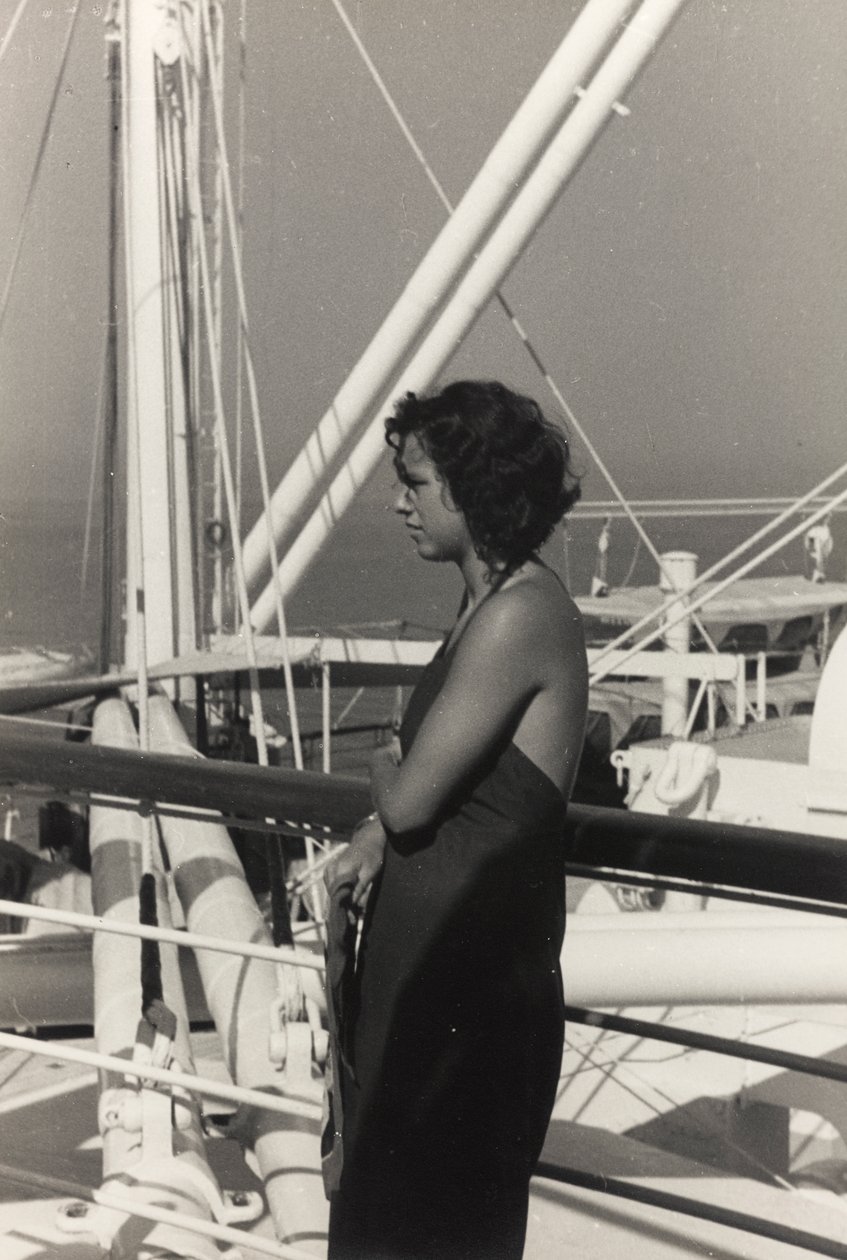 Frau an Bord des Kreuzfahrtschiffs 
