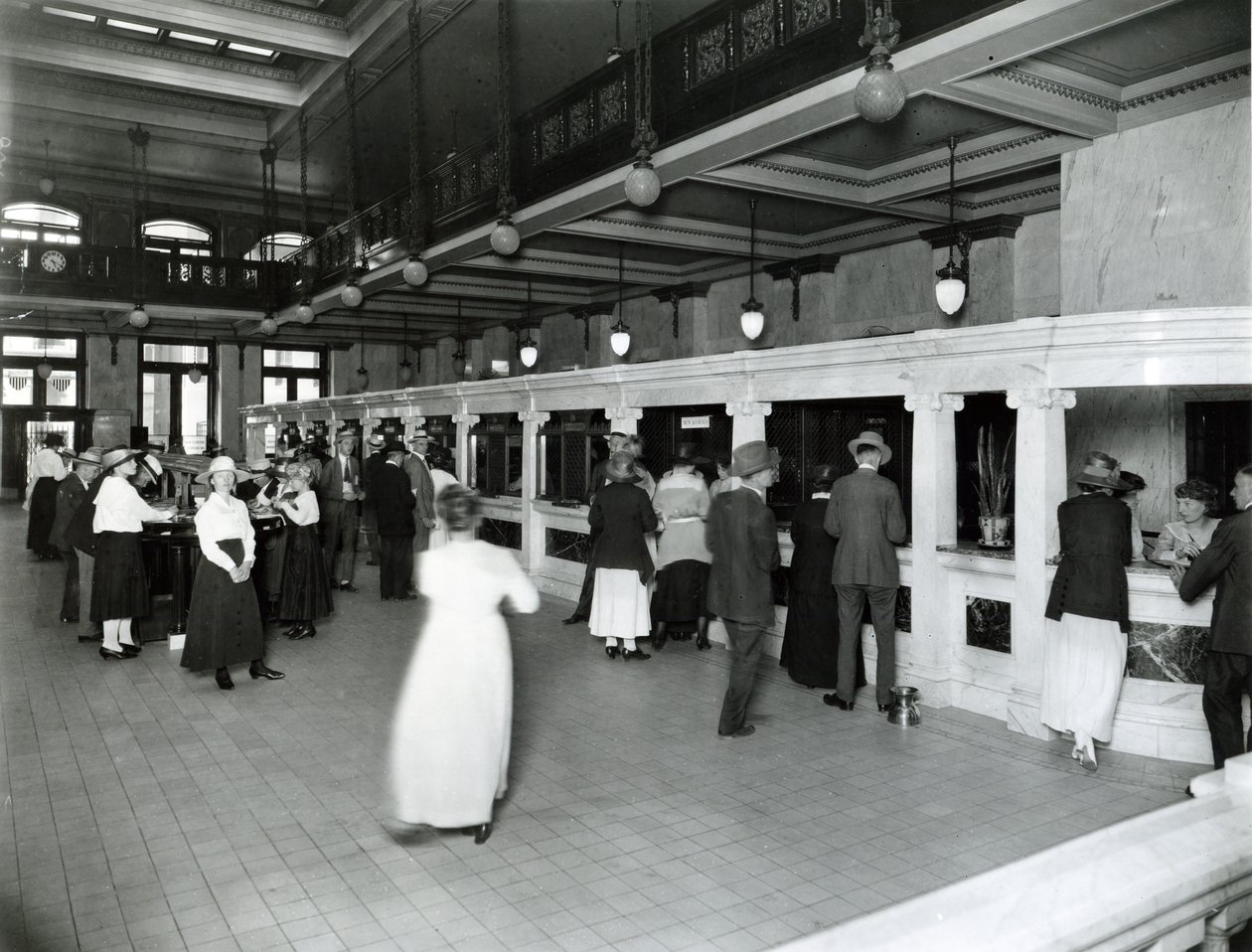Innenansicht der Lobby und Schalterfenster der Mercantile Trust Company von W. C. Persons