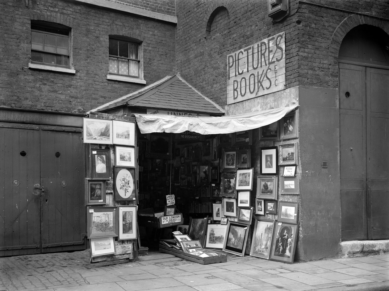Gerahmte Bilder vor einem Antiquariat und Bilderladen, London, 1933 von WA Clark