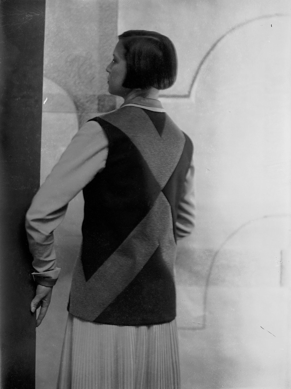Porträt von Marion Wulz in einem Kleid von Anita Pittoni, ca. 1940 von Wanda Wulz
