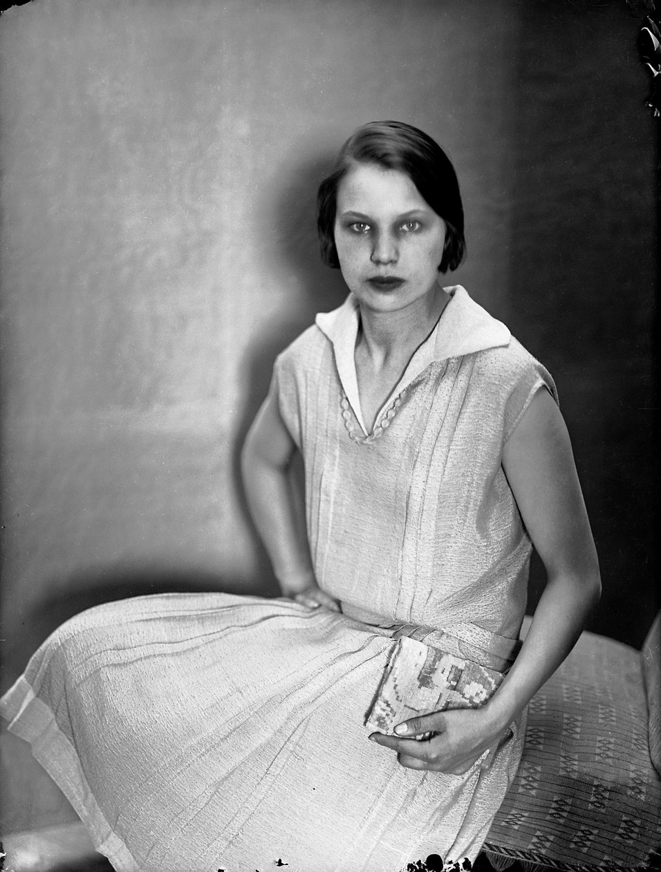 Porträt von Marion Wulz mit einem Kleid von Anita Pittoni, ca. 1930 von Wanda Wulz