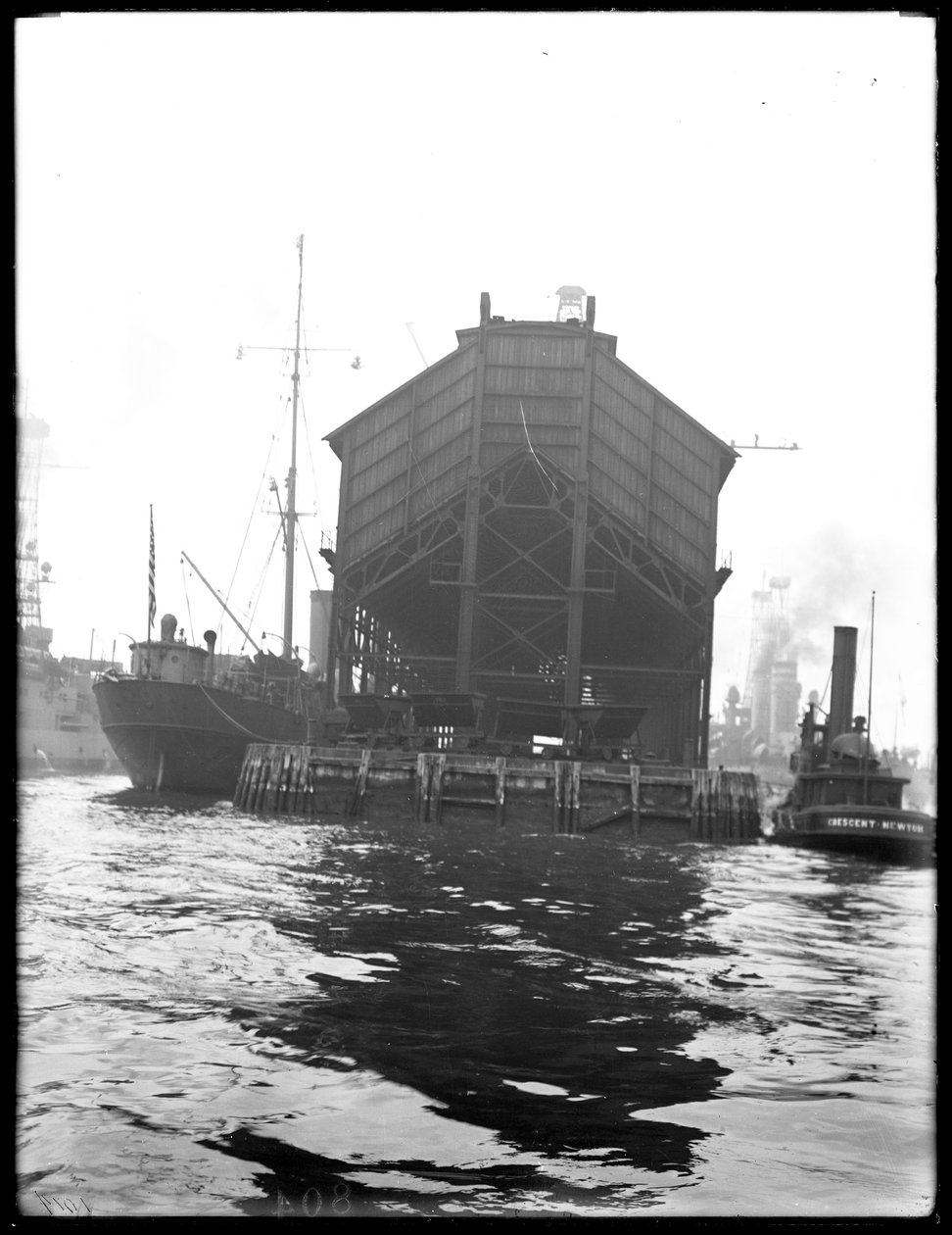 Kohlenbunker, Brooklyn Navy Yard, 1912 von William Davis Hassler