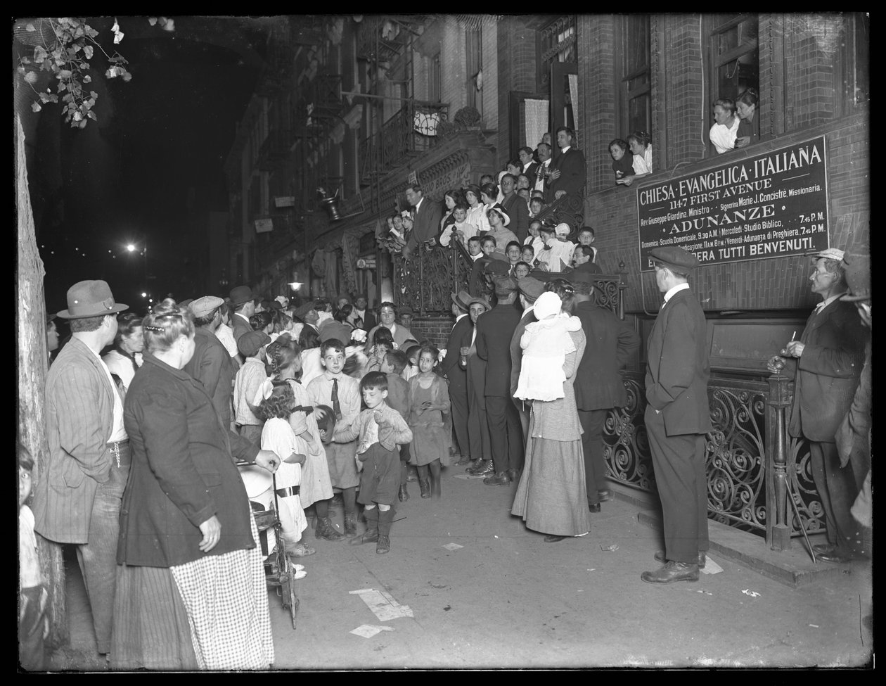 Menschenmengen an der John Hall Memorial Chapel, 63rd Street und Second Avenue, New York, 25. September 1914 von William Davis Hassler