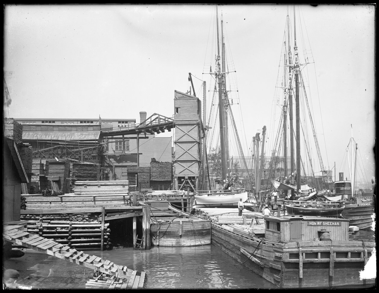 Docks und Boote an einem nicht identifizierten Ufer, möglicherweise Harlem River, Inwood, New York, ca. 1910 von William Davis Hassler