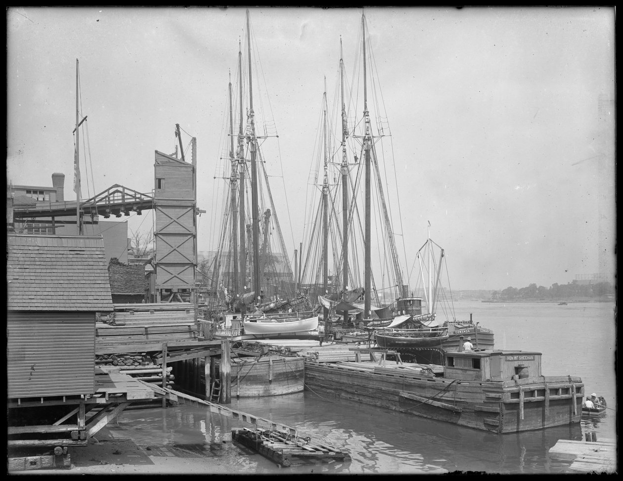 Docks und Boote an einem unbekannten Ufer, möglicherweise Harlem River, Inwood, New York, ca. 1910 von William Davis Hassler