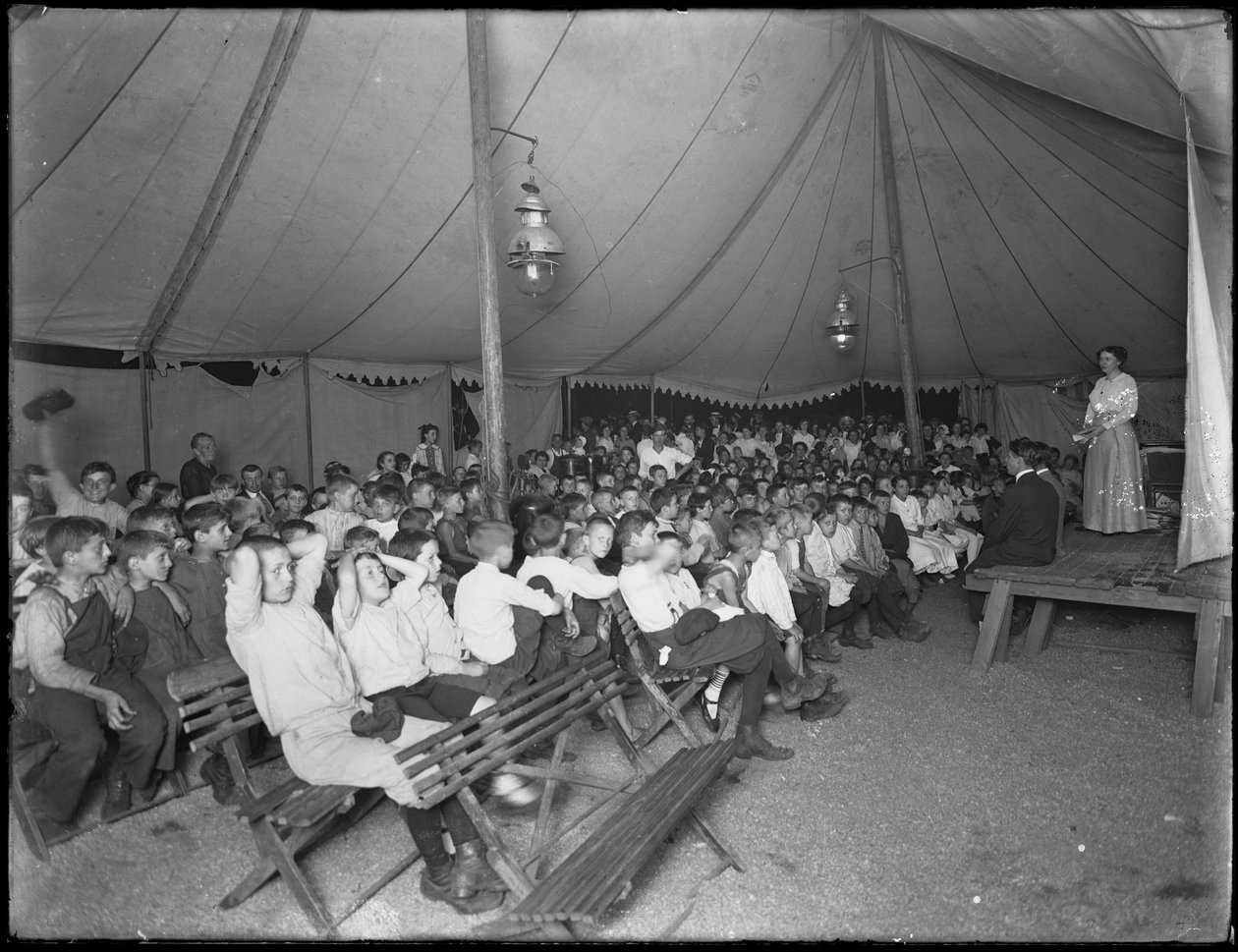 Evangelistische Gesellschaft Kindermeeting, East 67th Street und Avenue A, New York City, 24. Juli 1914 von William Davis Hassler