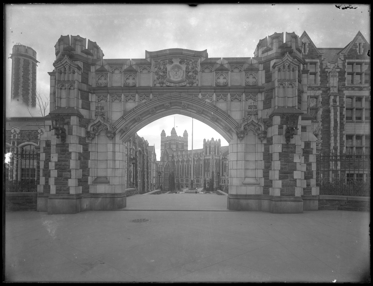 Tor am City College von New York, ca. 1912 von William Davis Hassler
