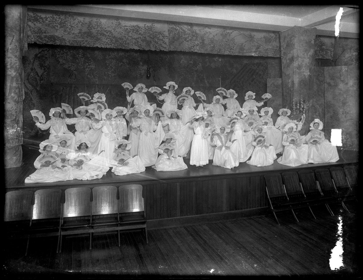Gruppe kleiner Mädchen auf einer kleinen Bühne mit Fächern, wahrscheinlich das römisch-katholische Waisenhaus, Kingsbridge, Bronx, ca. 1911 von William Davis Hassler