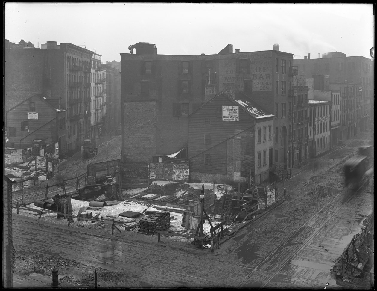 Vogelperspektive der Kreuzungen von Downing Street, West Houston Street und Varick Street, New York City, 18. Februar 1916 von William Davis Hassler