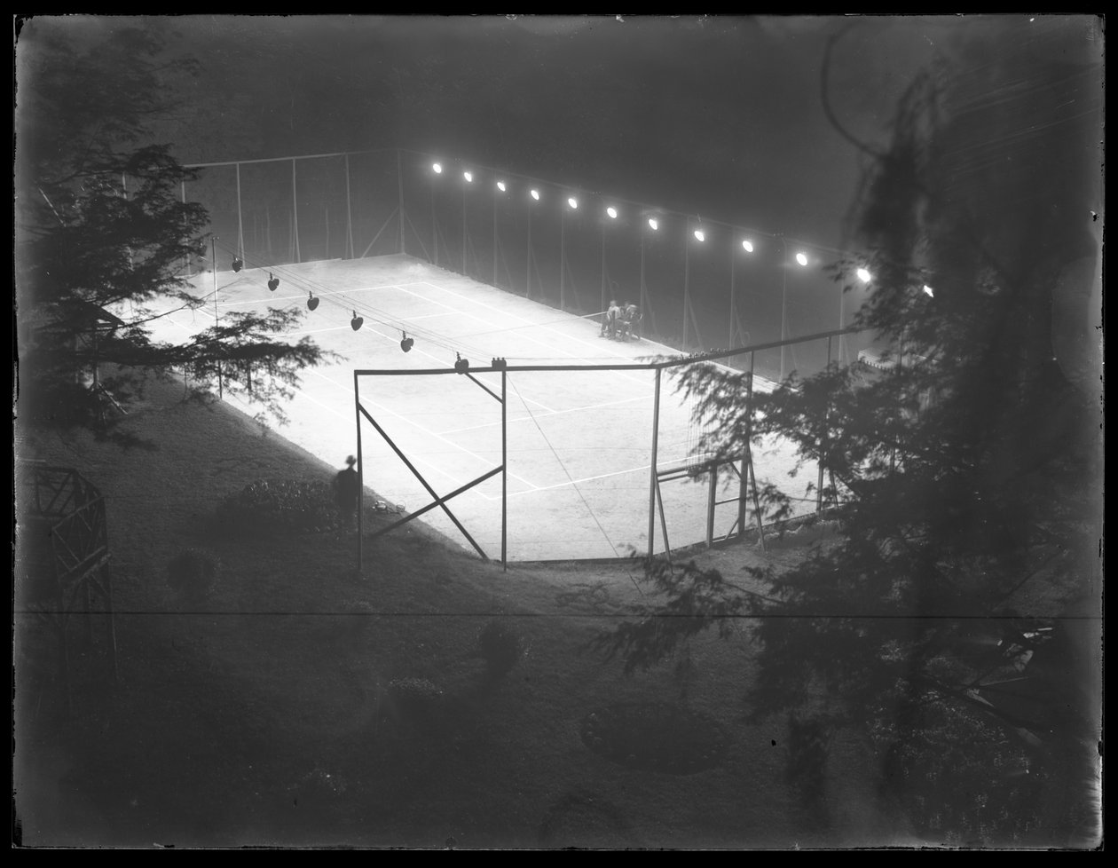 Hohe Ansicht eines nicht identifizierten Sandtennisplatzes bei Nacht, undatiert, Juli 1915 von William Davis Hassler