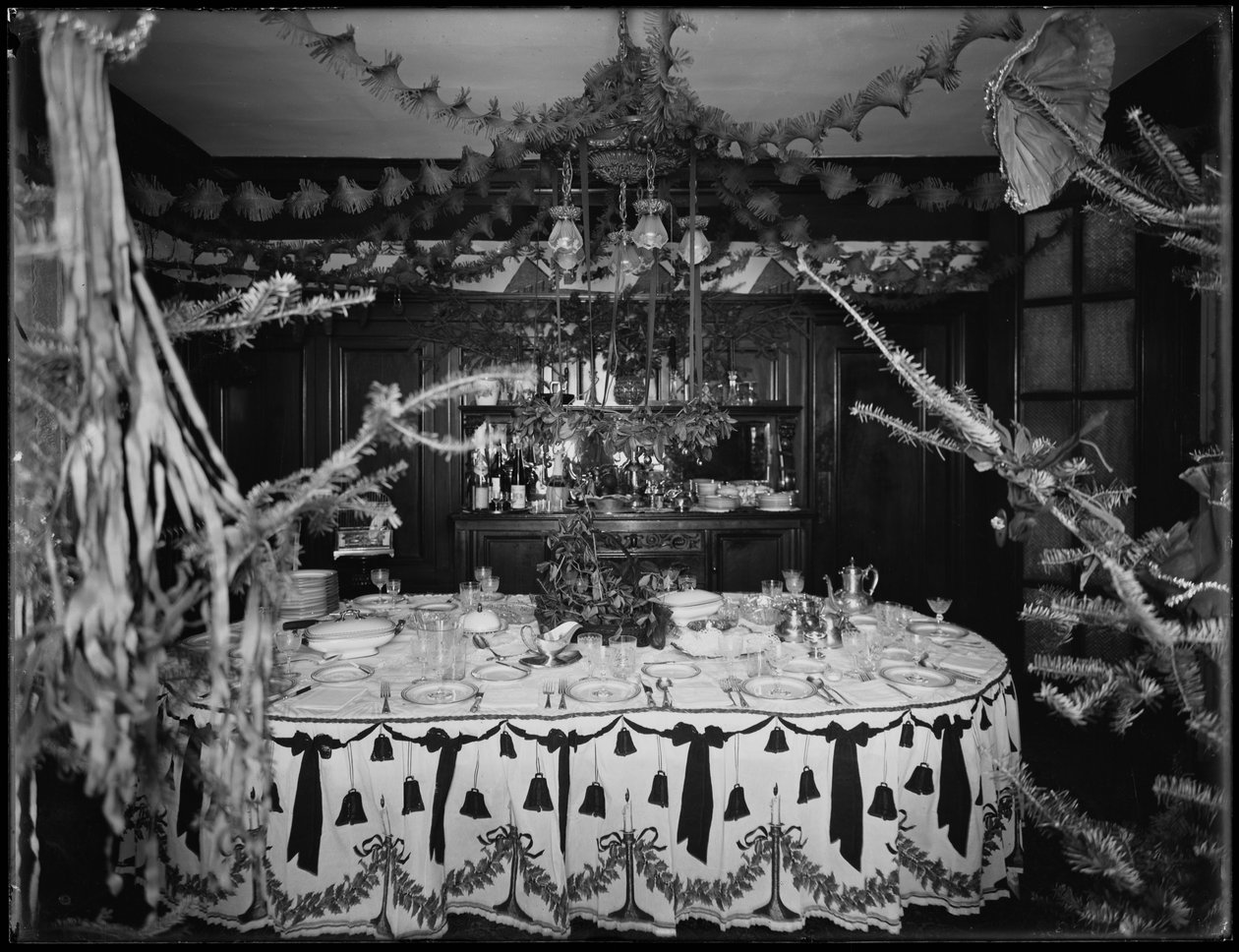 Innenraum der Residenz von Mr. und Mrs. William Mill Butler, dekoriert für Weihnachten, 4. Januar 1917 von William Davis Hassler