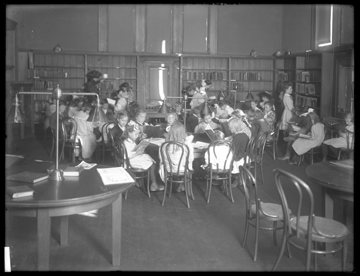 Innenansicht einer nicht identifizierten Filiale der Queens Borough Public Library, ca. 1910 von William Davis Hassler