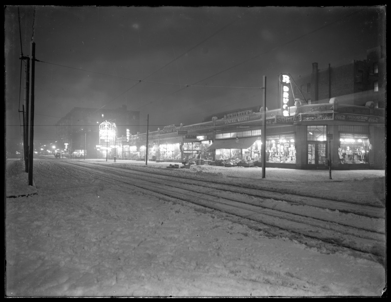Nachtansicht der 207th Street, Blick nach Osten von der Vermilyea Avenue im Schnee, New York City, 6. März 1915 von William Davis Hassler