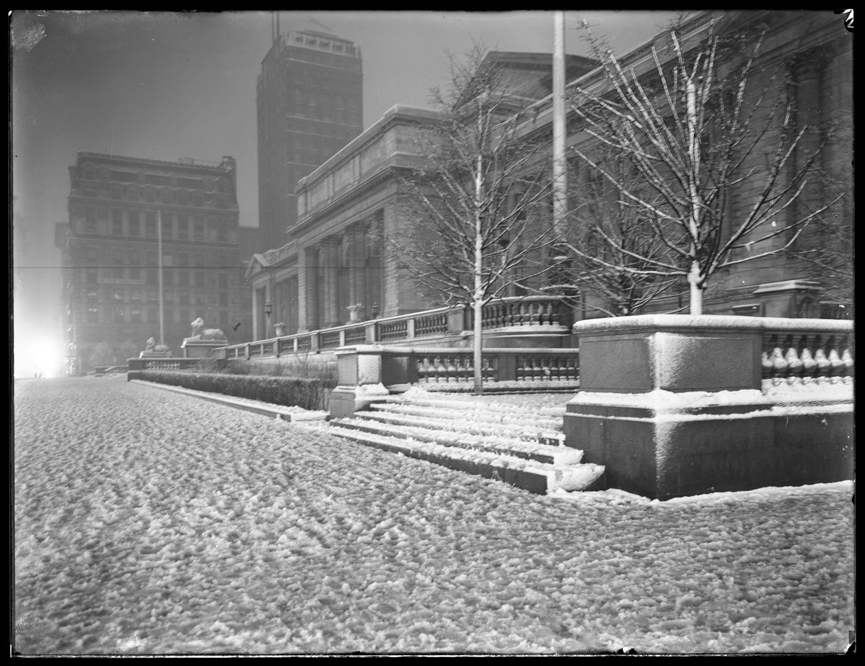 Nachtansicht der Fassade der Hauptfiliale der New York Public Library im Schnee, 42nd Street und Fifth Avenue, New York City, 6. März 1915 von William Davis Hassler