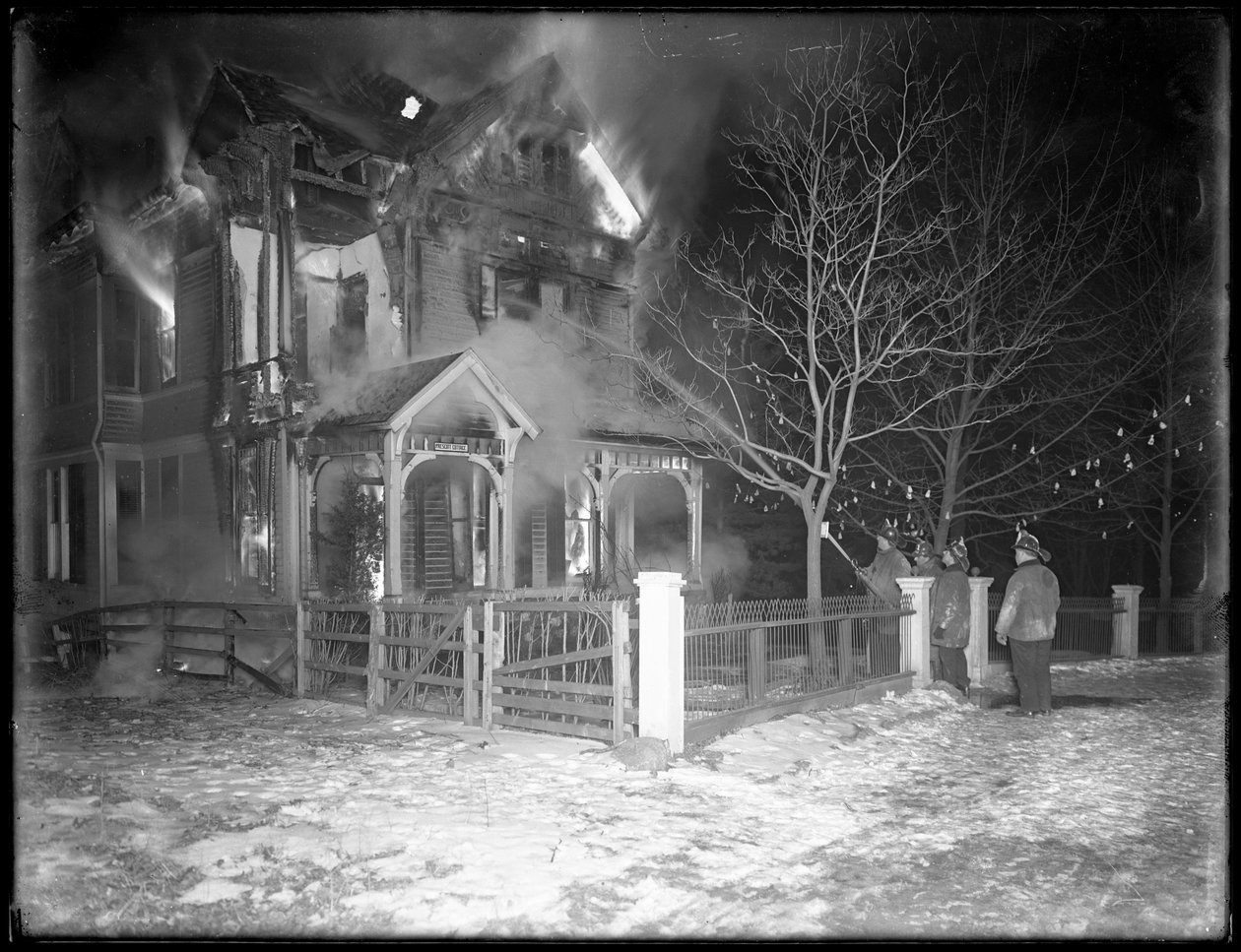 Prescott Cottage Brand bei Nacht, Inwood Hill, 1914 von William Davis Hassler
