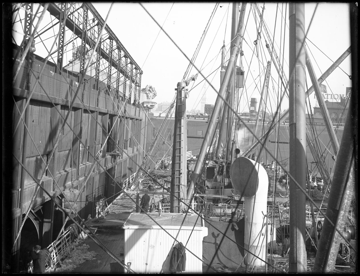 R.M.S. Carpathia beim Beladen am Pier 54 N.R., 1912 von William Davis Hassler