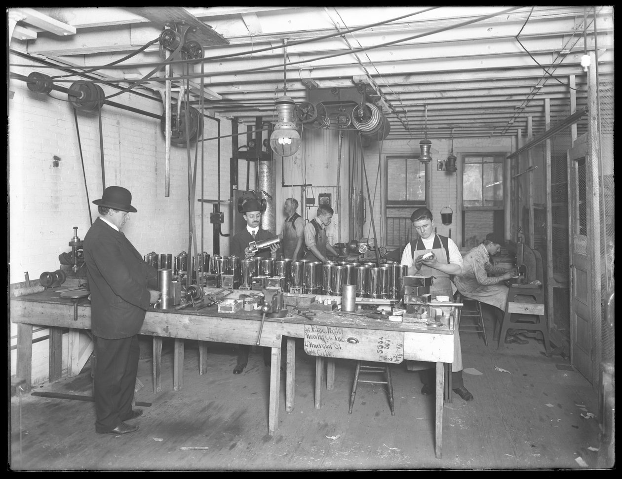 Werkstatt im sechsten Stock, Geyser Electric Water Heater Company, 42 Hudson Street, New York City, 31. Dezember 1914 von William Davis Hassler