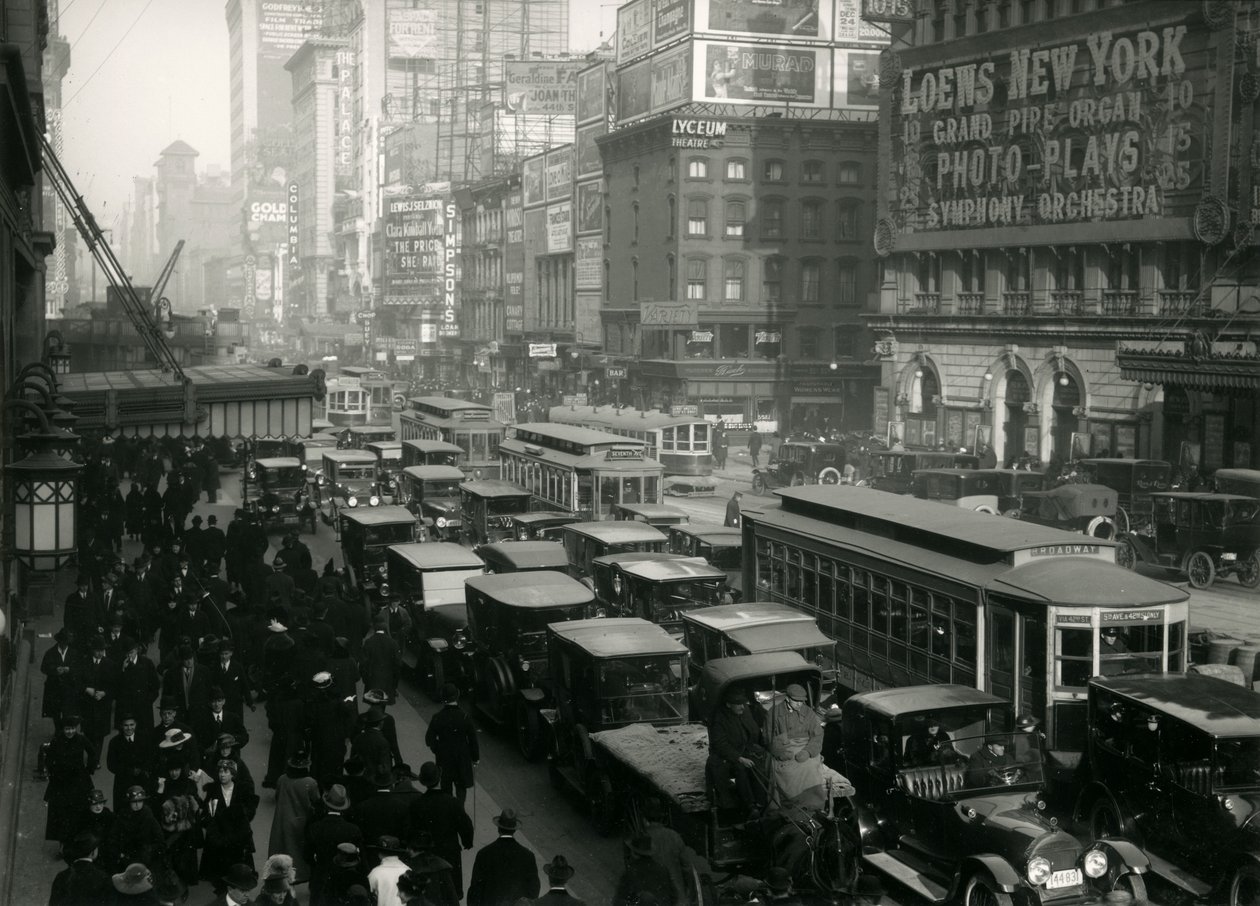 Times Square, überfüllt mit Autos, Bussen und Menschen, ca. 1917 von William Davis Hassler