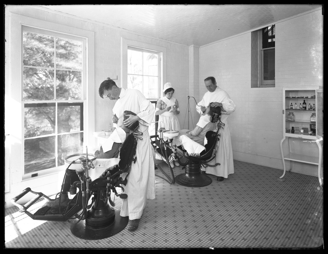 Zwei Patienten werden untersucht, Zahnarztzimmer, Seton Hospital, Spuyten Duyvil, Bronx, 30. Oktober 1914 von William Davis Hassler