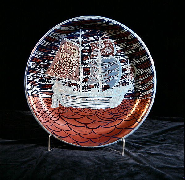 Ladegerät mit Silberglanz, mit einer Galeone, die auf einem roten Glanzmeer segelt von William de Morgan