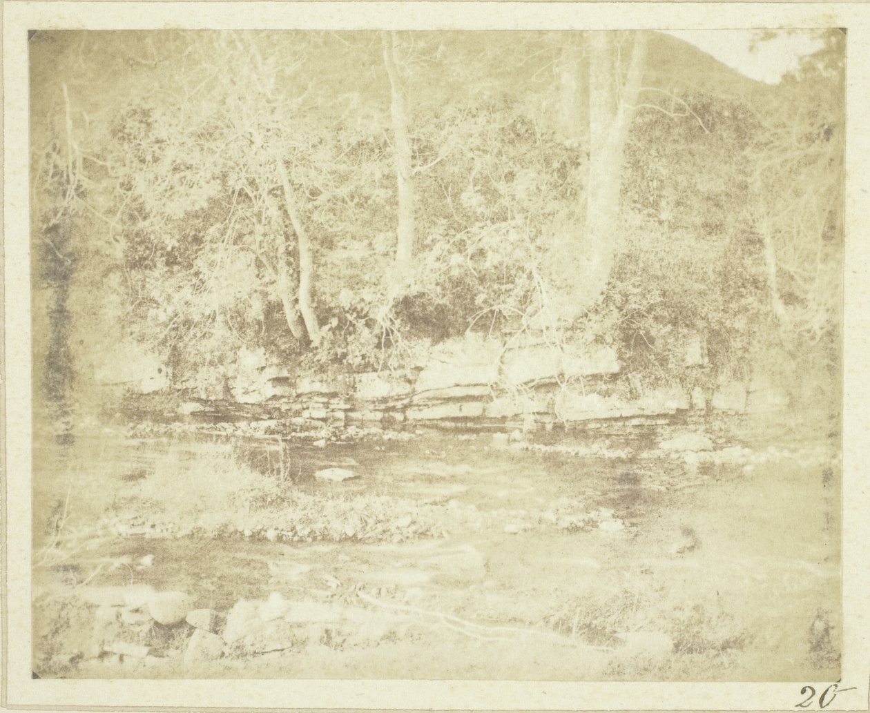 Ein Bergbach, der am Fuße von Doune Castle fließt von William Henry Fox Talbot