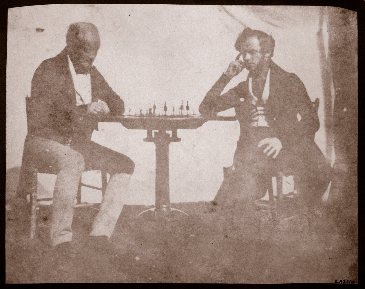 Nicolaas Henneman überlegt seinen Zug in einem Schachspiel, September 1841 von William Henry Fox Talbot