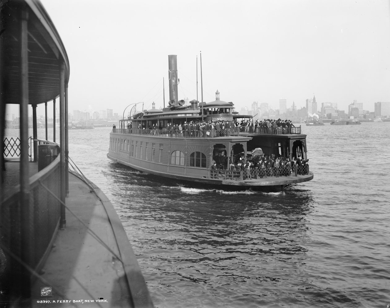 Eine Fähre, New York, um 1900 (s/w Foto) von William Henry Jackson