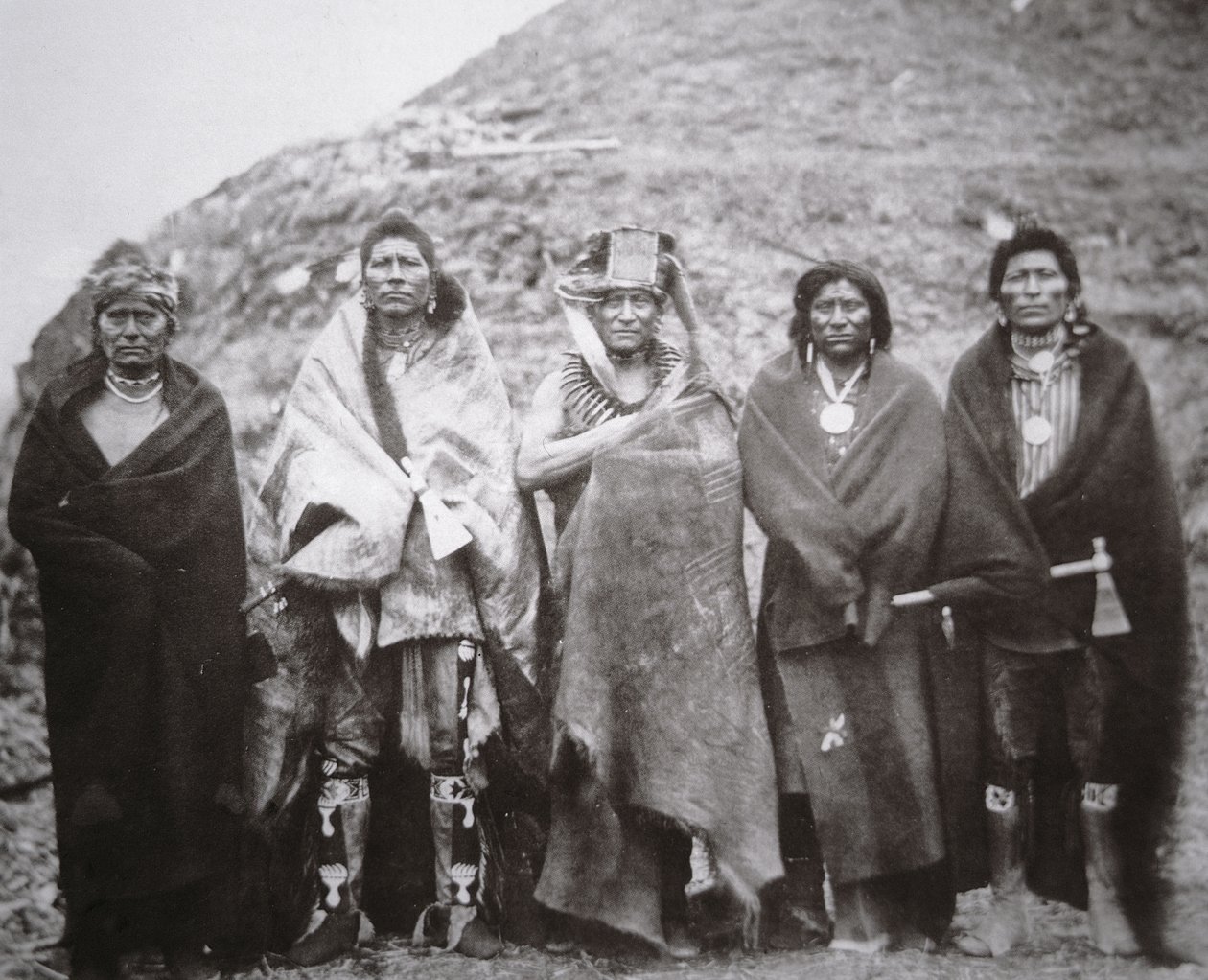 Pawnee-Leute vor einer Stammes-Erdehütte, ca. 1869 von William Henry Jackson