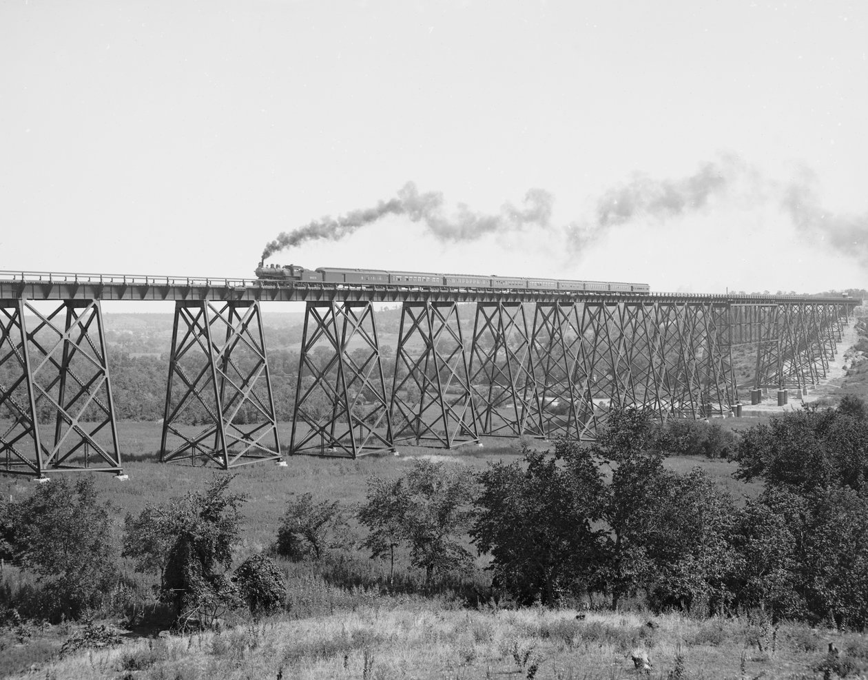 Eisenbahnbrücke über den Des Moines River, ca. 1900 (s/w Foto) von William Henry Jackson
