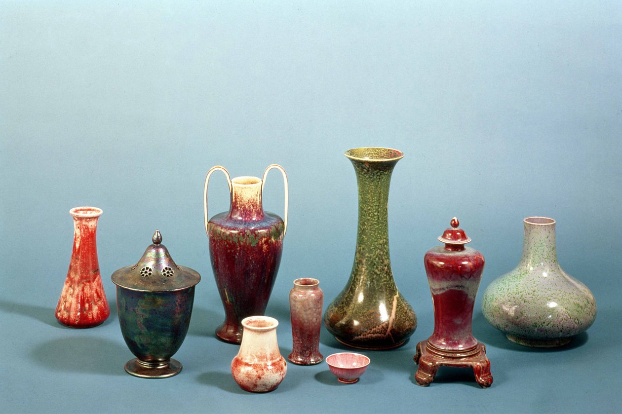 Gruppe von Irdenware-Vasen und Schalen aus der Ruskin-Keramik, 1898-1935 von William Howson Taylor