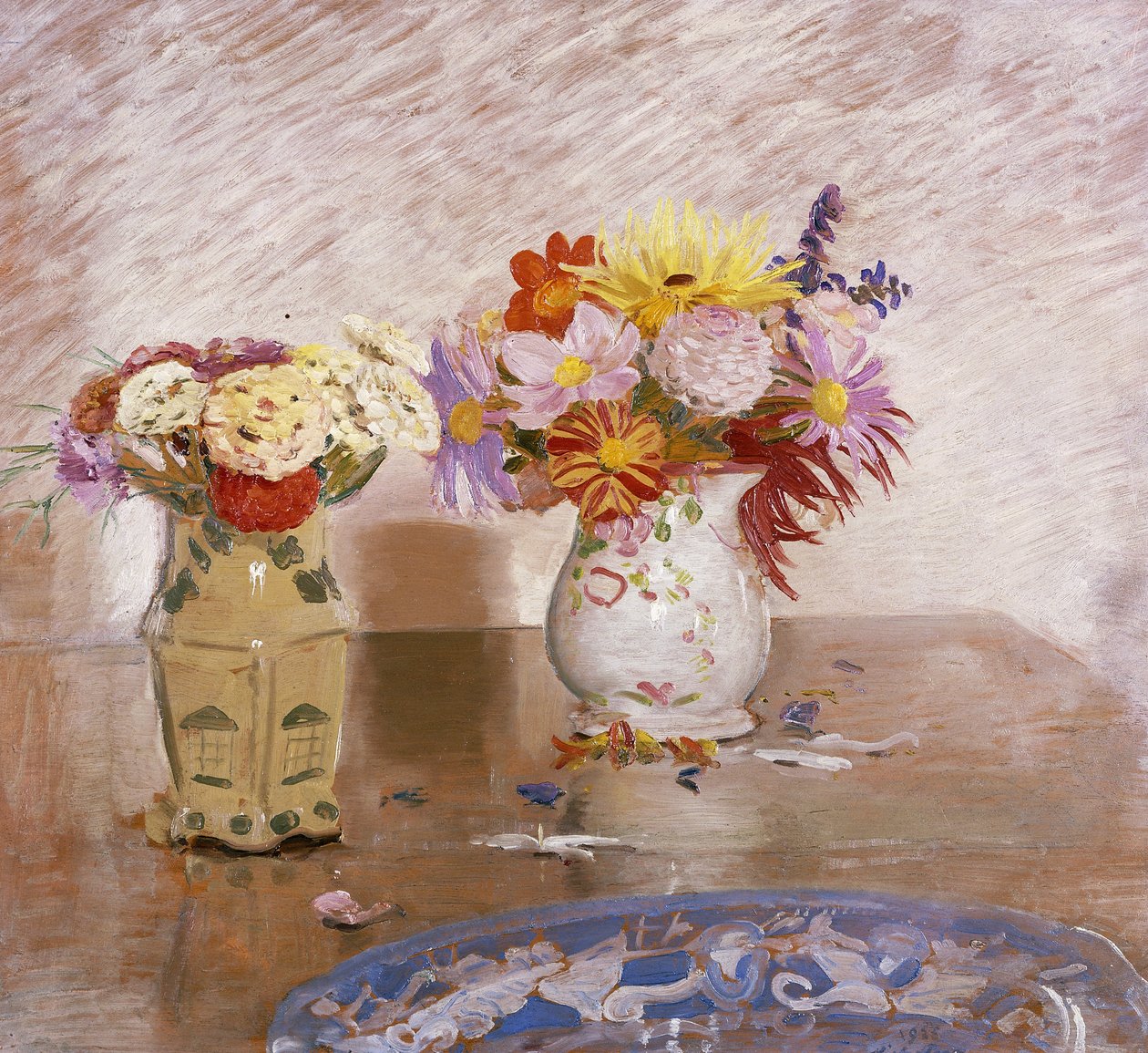Zwei Vasen mit Blumen und ein blauer Teller von William Nicholson
