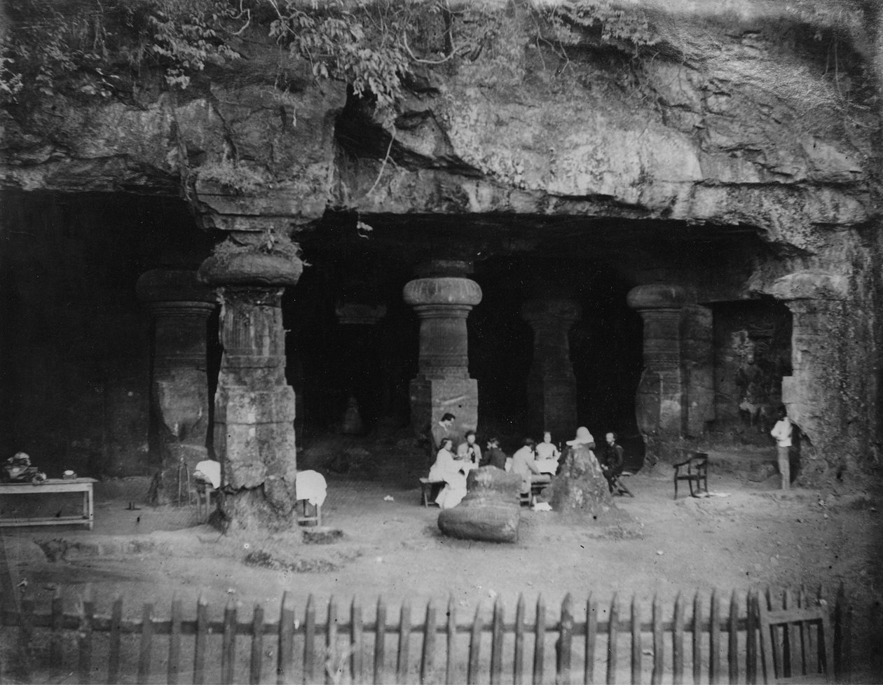 Indien: Picknick am Eingang der Elephanta-Höhlen bei Bombay, 1870er Jahre von Willoughby Wallace Hooper