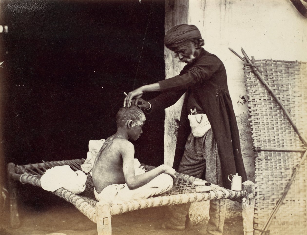 Indischer Barbier, 1860er Jahre von Willoughby Wallace Hooper
